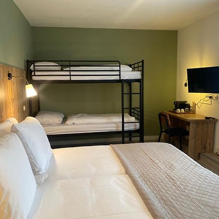 Hotel Emilia Катсгевел Екстер'єр фото