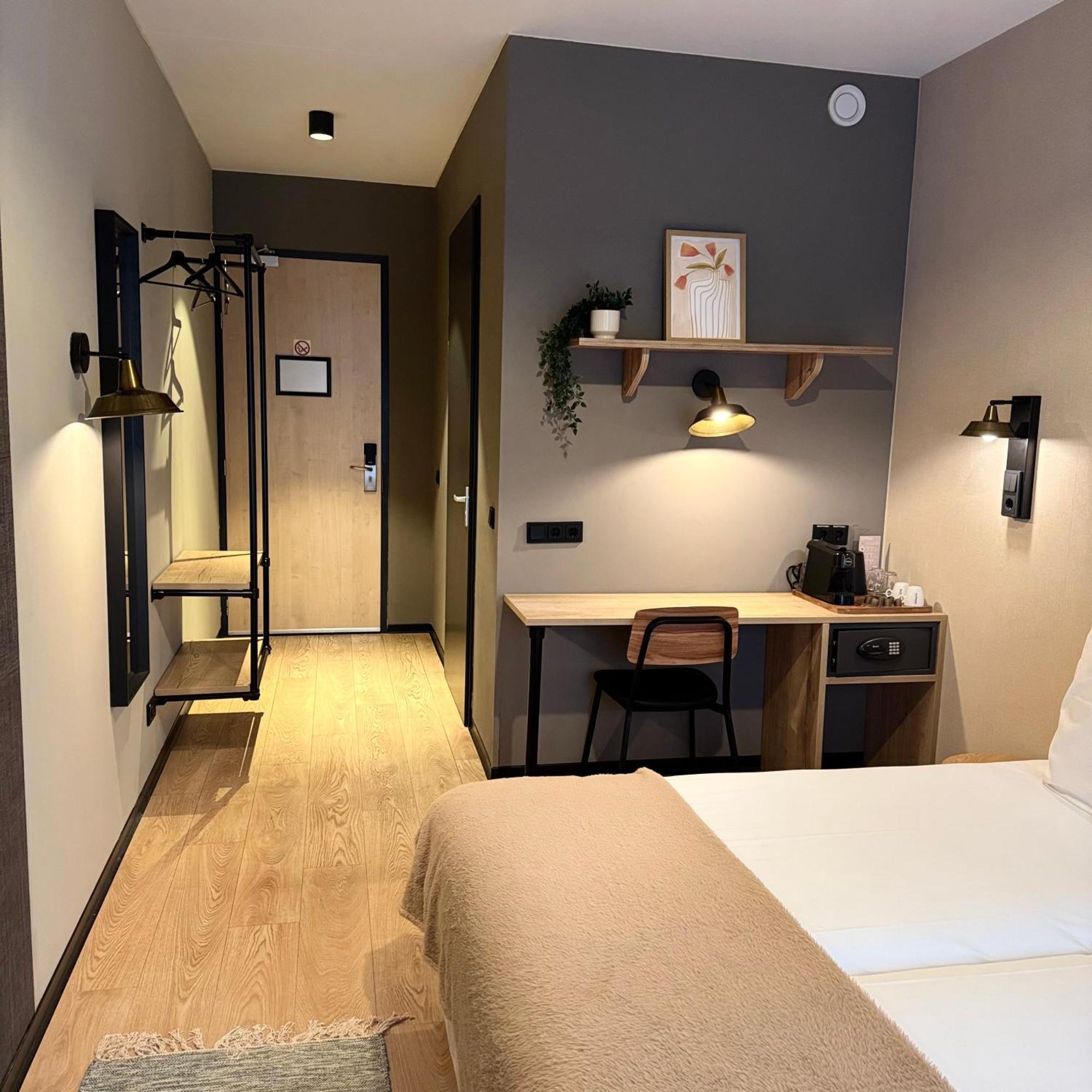 Hotel Emilia Катсгевел Екстер'єр фото