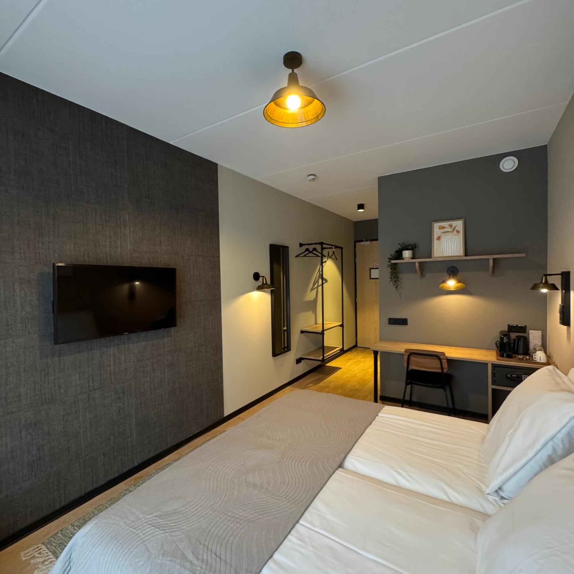 Hotel Emilia Катсгевел Екстер'єр фото