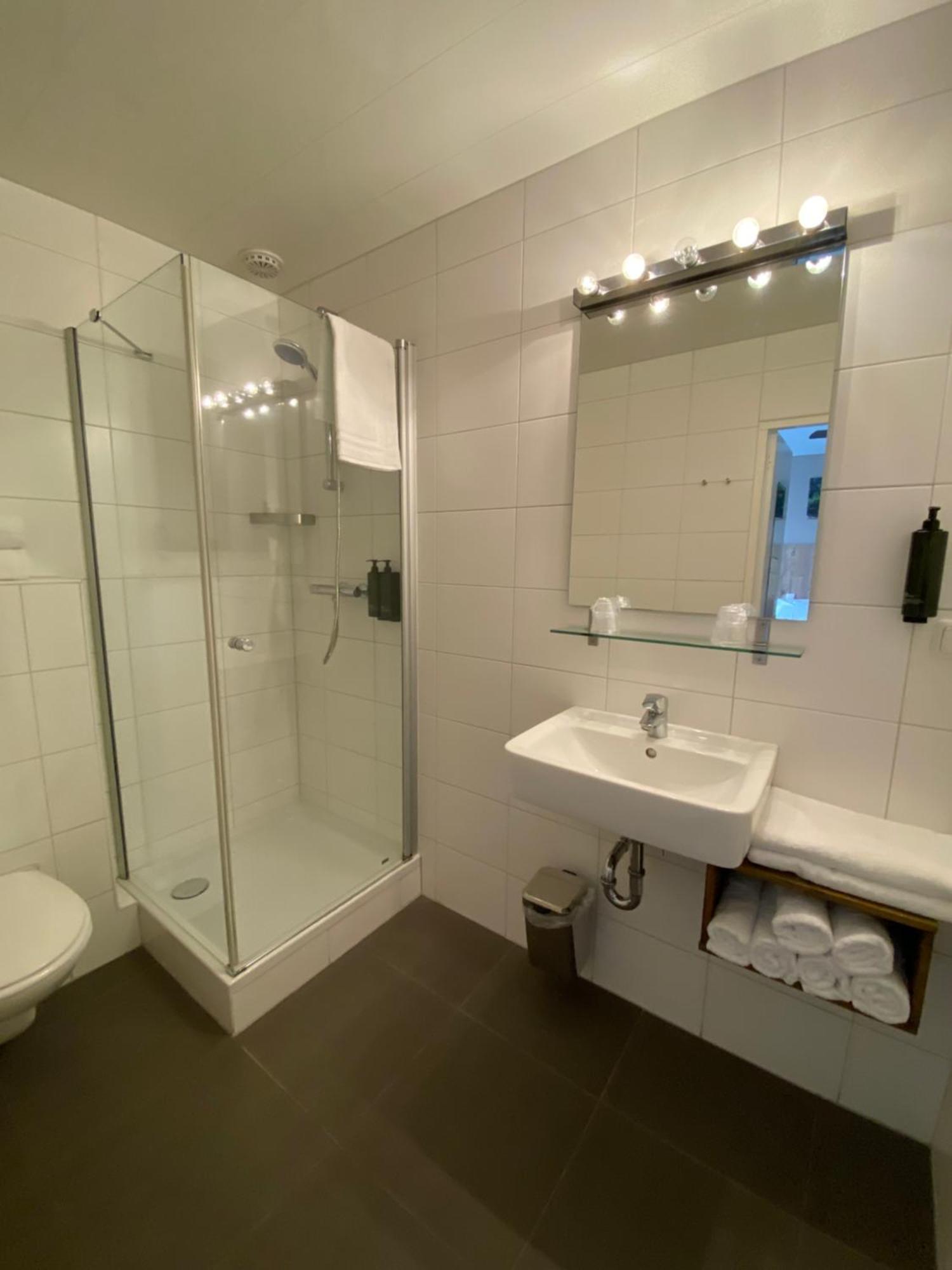 Hotel Emilia Катсгевел Екстер'єр фото